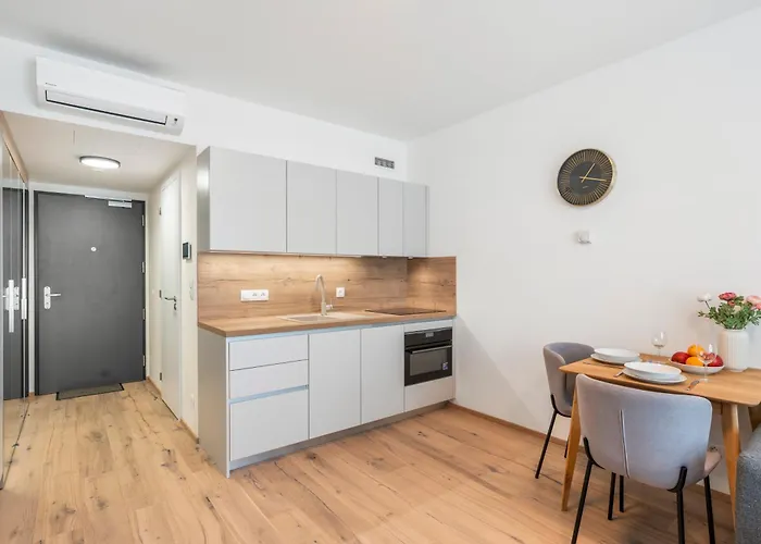 아파트 Real Living By Refa Karlin 408
