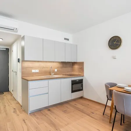 Apartment Real Living By Refa Karlin 408